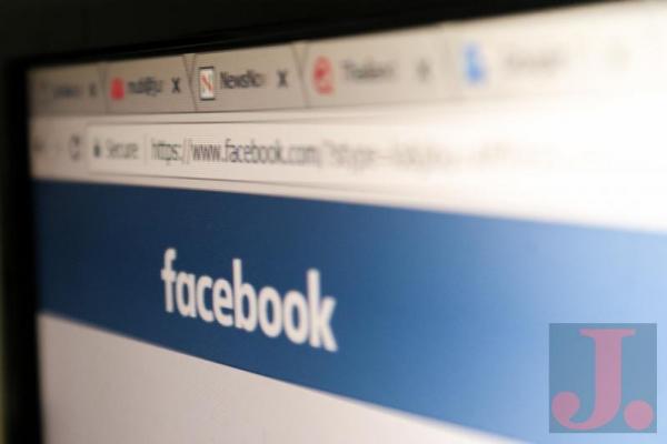 Akun Facebook Ahli Konspirasi AS Diblokir
