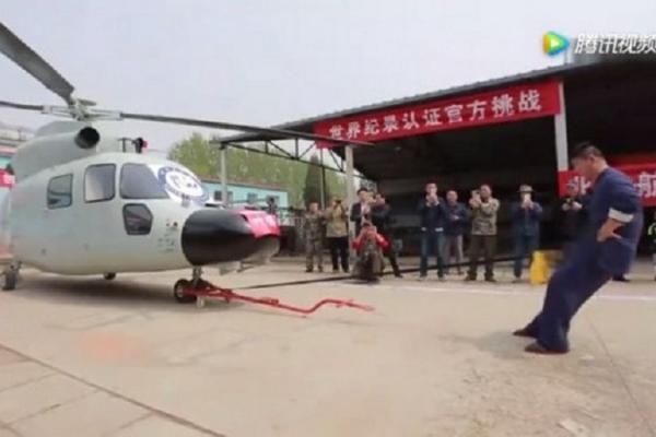 Master Tai Chi Pecahkan Rekor Tarik Helikopter dengan Alat Vital