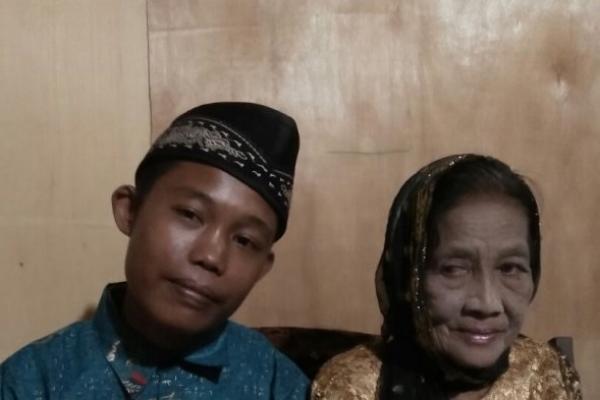 Nekat, Remaja 16 Tahun Ini Nikahi Nenek 71 Tahun