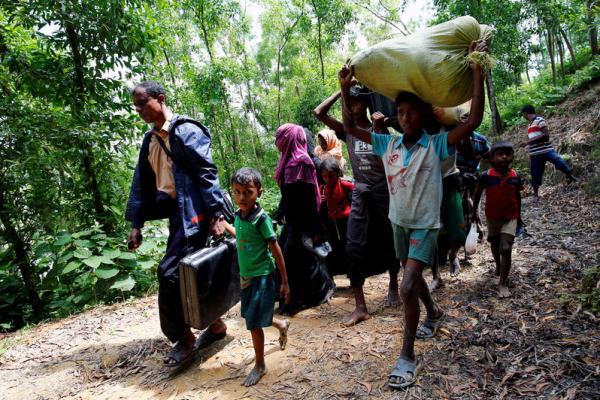 Menuju Bangladesh, Warga Rohingnya Berjalan Selama Tiga Hari