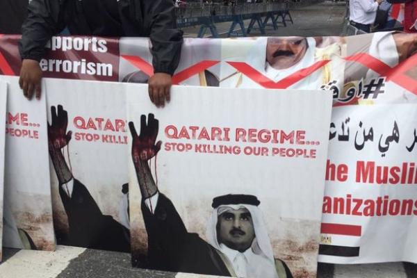 Ratusan Demostran Minta Aset Qatar Dibekukan