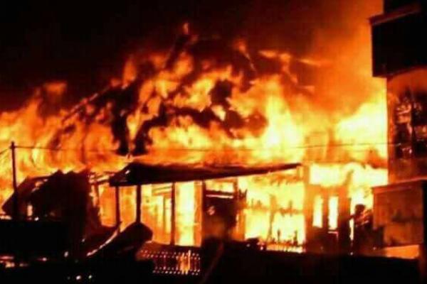 Rumah Dinas Pemda Intan Jaya Dibakar Massa
