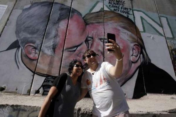 Kocak, Mural Ini Bergambar Trump dan Netanyahu Ciuman