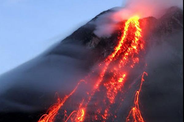 PVMBG: Gunung Agung Semburkan Cahaya Merah