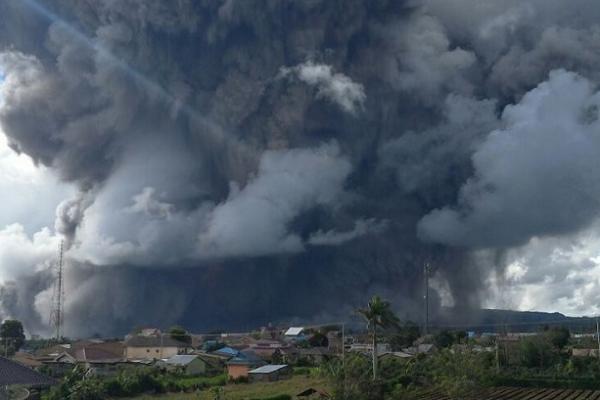 Awas! Gunung Sinabung kembali Meletus Disertai Awan Panas