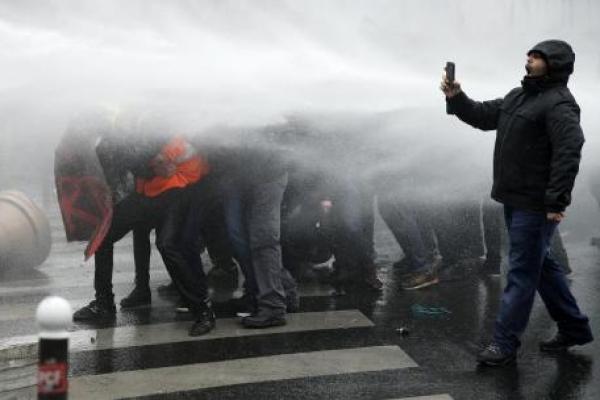 Kebijakan Macron Kurangi Pekerja Disambut Ratusan Ribu Demonstran
