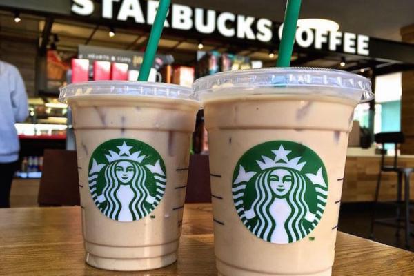 Starbucks Bakal Hentikan Penggunaan Sedotan Plastik
