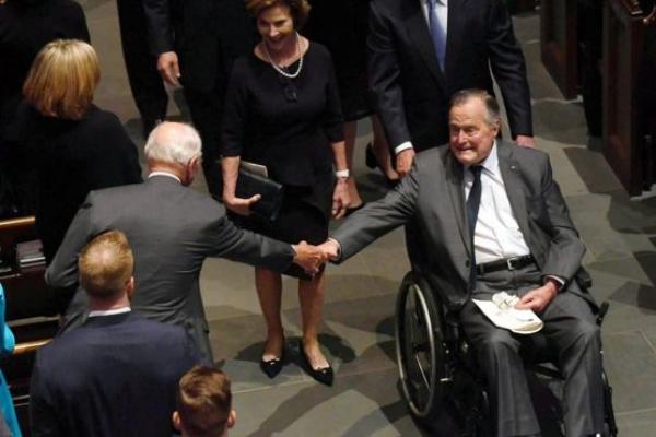 Eks Presiden AS George HW Bush Dilarikan ke Rumah Sakit