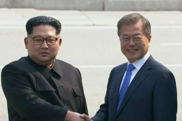 Kim Jong-un Tiba di Korsel, Langsung Jabat Tangan Moon Jae-in
