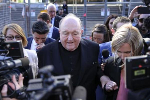 Uskup Agung Australia Mengundurkan Diri