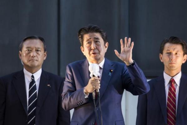 Ketahuan &quot;Leyeh-leyeh&quot; PM Jepang Bikin Warganet Murka