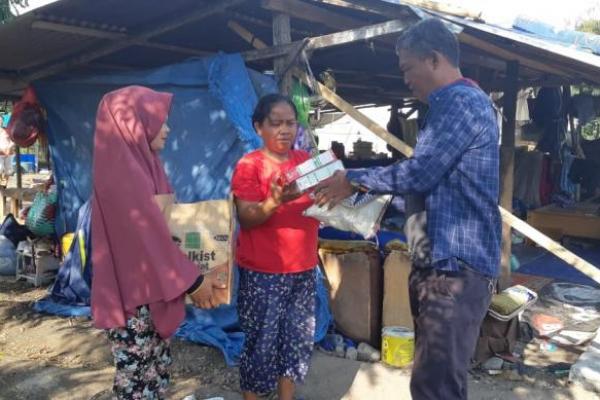 Perwakilan dari KBRD Sulawesi Tengah saat menyerahkan bantuan dari <a href=