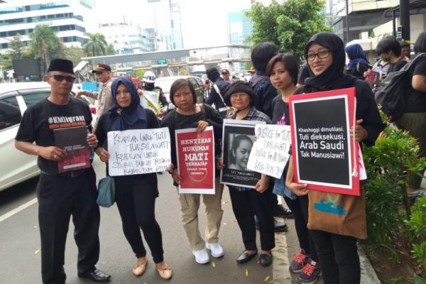 Depan Kedubes Saudi, Massa Desak Jokowi Kaji Ulang Pengiriman PMI