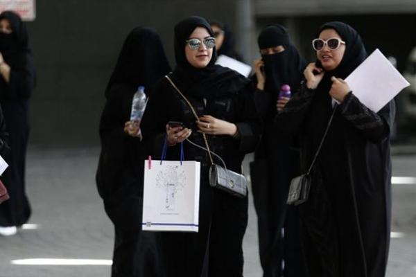 Arab Saudi Cabut Aturan Pemisahan Perempuan dan Laki-laki di Restoran