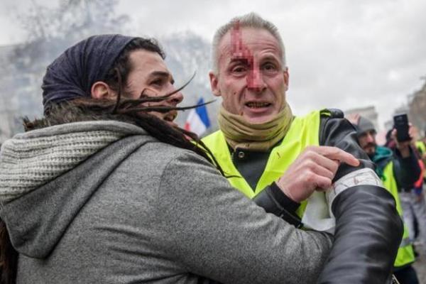 Ratusan Demonstran Rompi Kuning Ditangkap di Paris