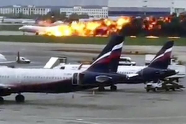 Pesawat Rusia Terbakar, Penumpang Berlompatan Keluar