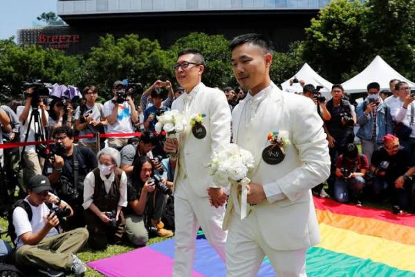Pasangan Sesama Jenis Resmi Menikah di Taiwan