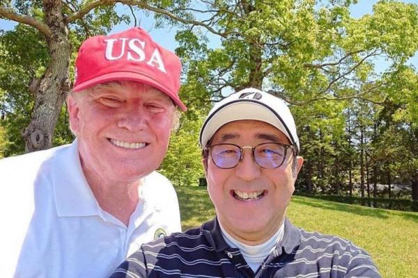 Kemesraan Trump dan Abe di Lapangan Golf