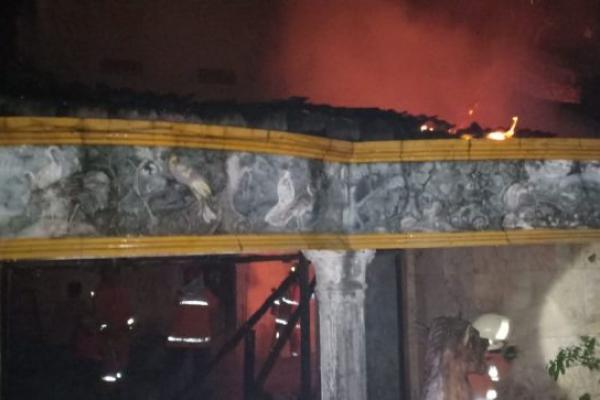 Rumah Tak Berpenghuni Hangus Terbakar di Duren Sawit