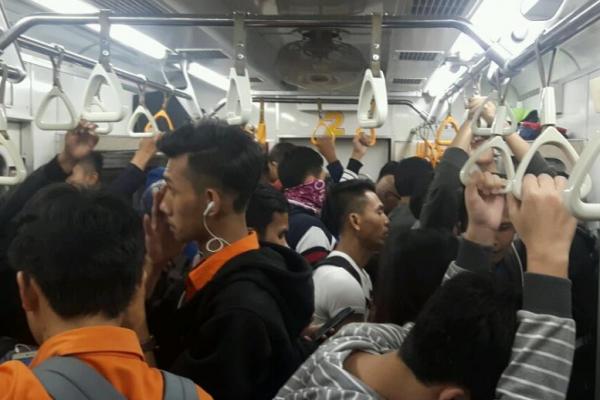 Perjalanan KRL Jakarta-Bogor Tertahan Akibat Kecelakaan di Pintu Perlintasan Stasiun Bojong Gede