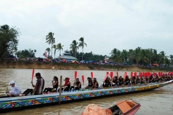 Meriahnya Festival Pacu Jalur di Riau