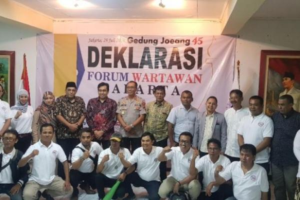 Deklarasi Forum Wartawan Jakarta Dimeriahkan Atraksi Seniman Sandal Jepit