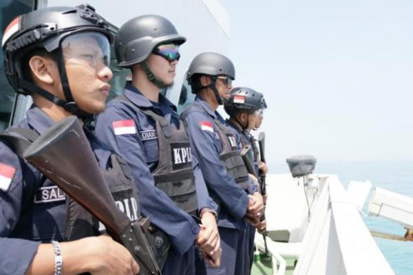 Kapal Sea and Coast Guard Awasi Penanganan Tumpahan Minyak Anjungan Karawang