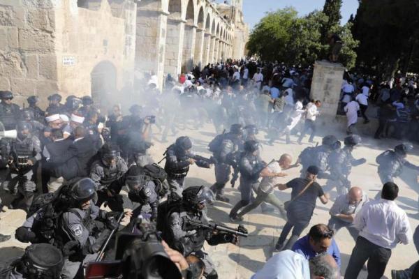 Polisi Israel Bentrok dengan Jamaah Palestina di Mesjud Al Aqsa