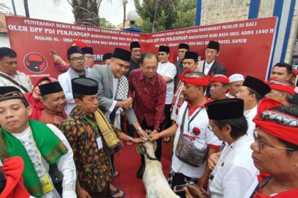 Sholat Idul Adha di Bali, Pengurus DPP PDIP Serahkan 30 Kambing Kurban