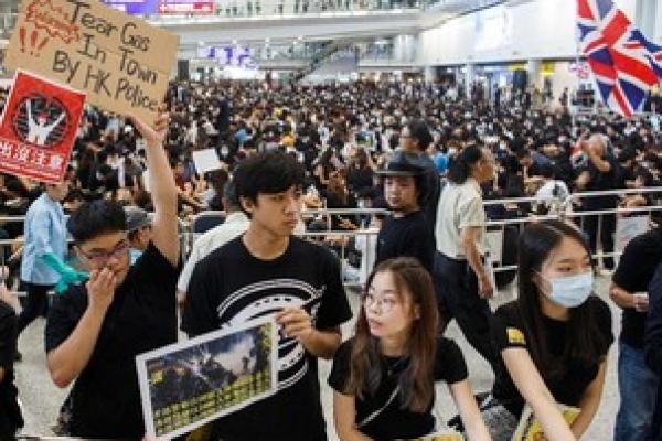 Pusat Perbelanjaan Hong Kong Jadi Arena Pertikaian Dua Kubu