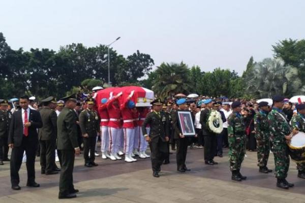 Penghormatan Terakhir Jokowi di Depan Makam BJ Habibie