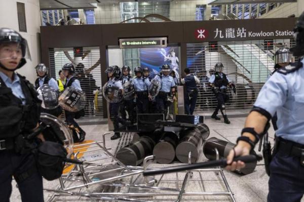 Bentrokan Polisi dan Demonstran Terjadi di Pusat Perbelanjaan Hong Kong