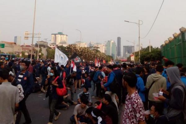 Demo Gedung DPR, Ribuan Mahasiswa Terpecah Jadi Dua Kubu