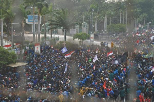 Usai Sholat Jumat, 8 Juta Mahasiswa Demo Istana Tuntut Jokowi Lengser