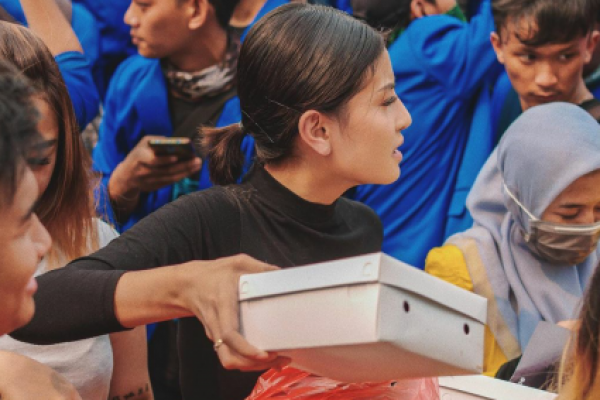 Simpati dengan Mahasiswa Demo, Awkarin Bagi-bagi Nasi Kotak
