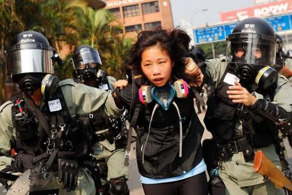 Massa Mahasiswa Berlarian ke Politeknik Hong Kong