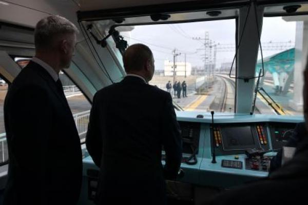 Putin Luncurkan Kereta Pertama ke Krimea