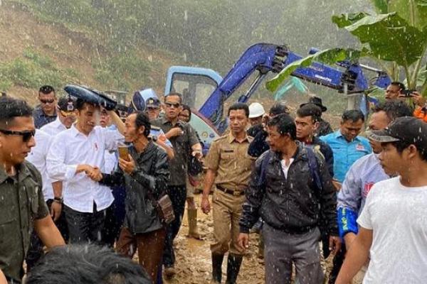 Pakai Jas Hujan 10 Ribu, Jokowi Pantau Banjir Bandang di Bogor