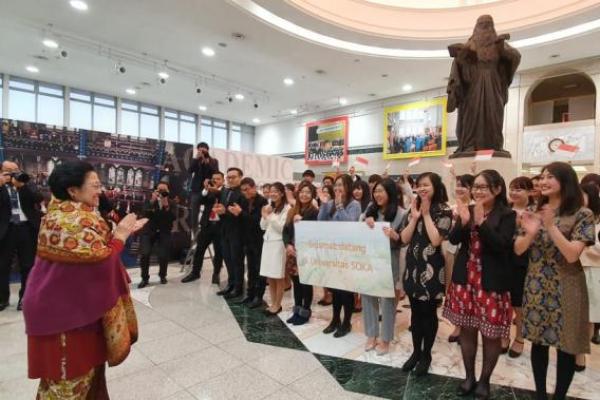 Aplous Panjang Mahasiswa Jepang dalam Penyematan Gelar Honoris Causa Megawati