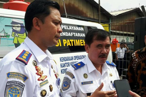 Syahbandar Tanjung Priok Serahkan Puluhan Sertifikat Kapal Service Boat