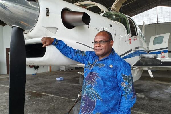 Perang Lawan Corona, Bupati Paniai Sumbang Pesawat Angkut Alkes