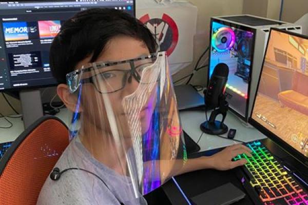 Remaja SMA Ciptakan Pelindung Wajah Plastik dari Printer 3D