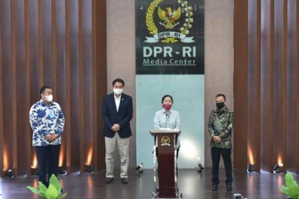 Serahkan Bantuan Sembako, Ketua DPR Minta Warga Tunda Mudik