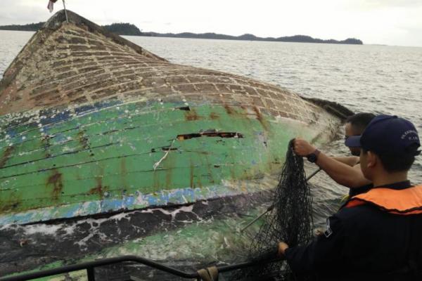 Kapal Patroli KPLP Amankan Kapal Kayu Terbalik di Selat Singapura