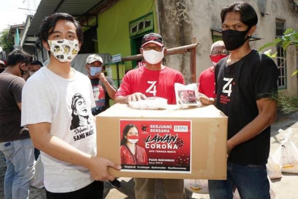 Gibran Bersama Relawan Salurkan Bantuan Ribuan Masker dari Puan Maharani