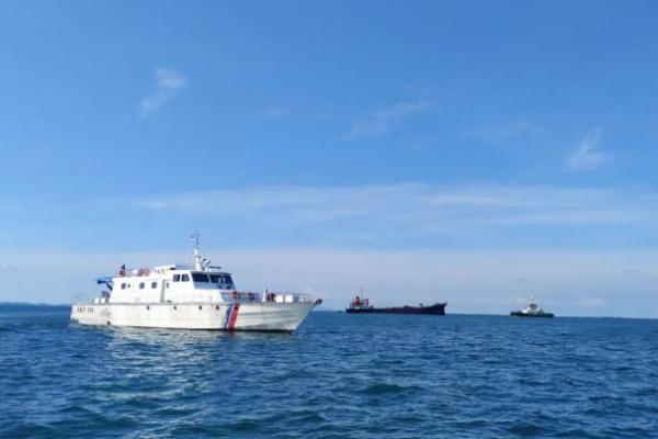PLP Tanjung Uban Kirim 2 Kapal Patroli Kawal MT. Sea Rider Lego Jangkar