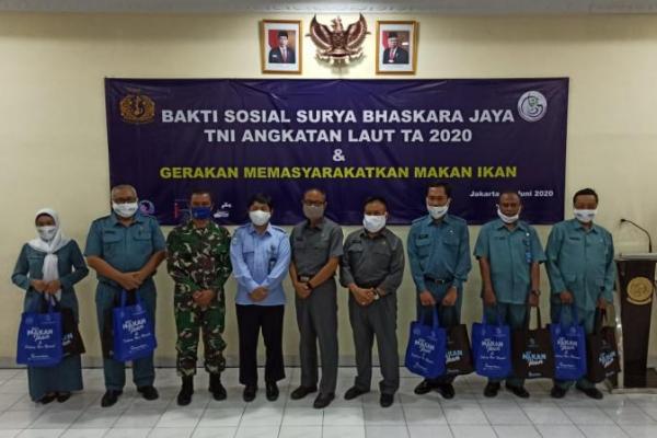 KKP Bagikan 850 Paket Ikan untuk Operasi TNI AL