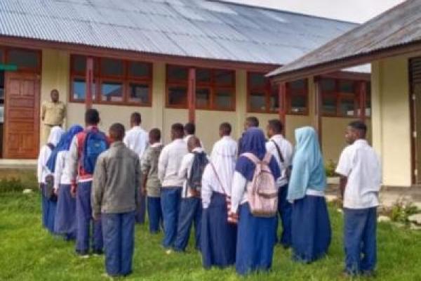 Potret Hari Pertama Masuk Madrasah di Pelosok Papua