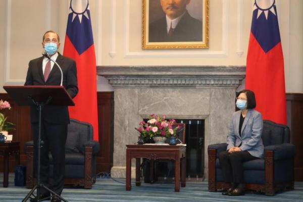 Kepala Kesehatan AS Tawarkan Dukungan kepada Taiwan dalam Kunjungan Penting