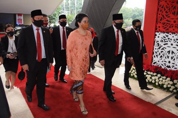 Ketua DPR Puan Maharani Anggun dengan Kebaya Oranye